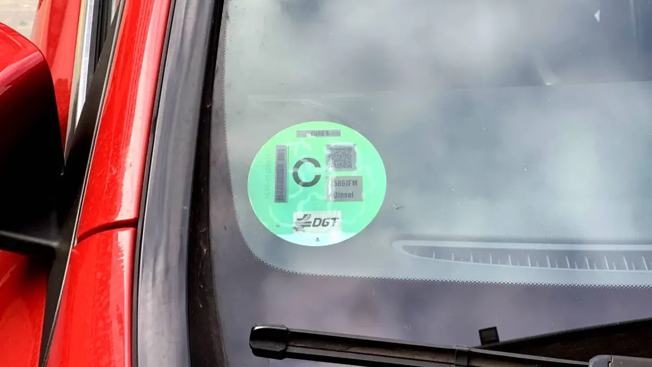 Etiqueta ECO C en el parabrisas de un SEAT Ateca, indicando que es un vehículo diésel Euro 6.