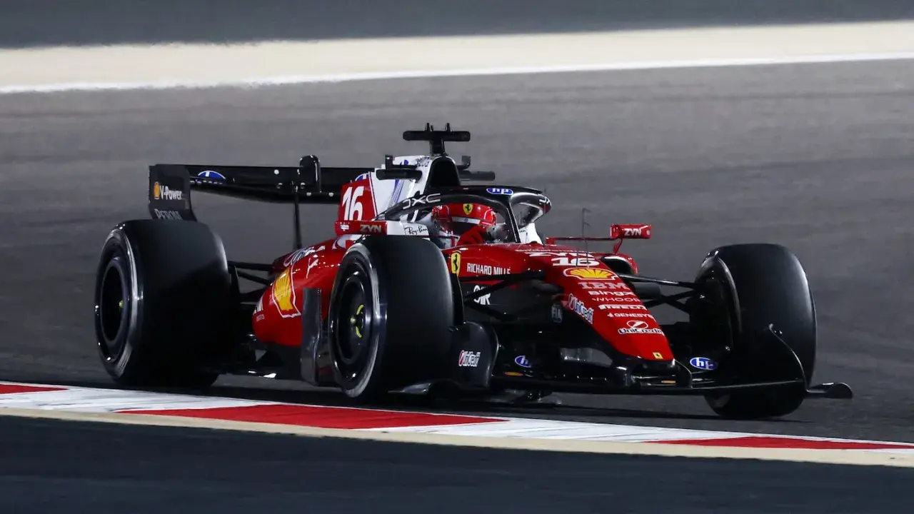 Coche de Ferrari número 16 en plena acción en el GP Bahrein, con el piloto concentrado en la pista nocturna.