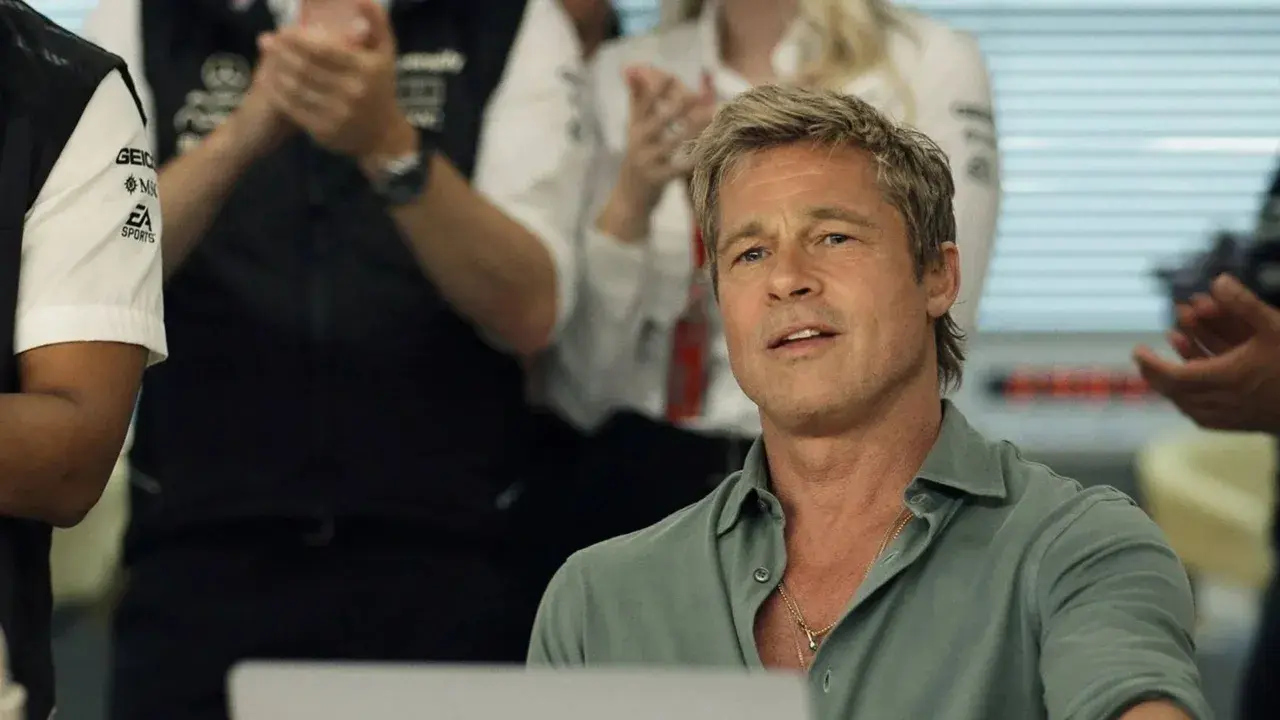 Brad Pitt en la f1 pelicula, con un equipo de boxeo detrás.