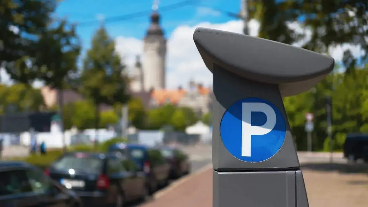 Parquímetro con símbolo de estacionamiento. La etiqueta eco paga zona azul para aparcar en la ciudad.