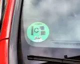 Etiqueta ECO C en el parabrisas de un SEAT Ateca, indicando que es un vehículo diésel Euro 6.