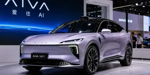 El coche AIVA ME7, un modelo eléctrico con tecnología Huawei, exhibido en un evento.