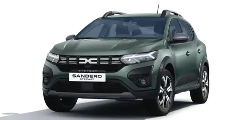 Dacia Sandero Stepway verde, el coche más vendido en España, con su diseño robusto y moderno.