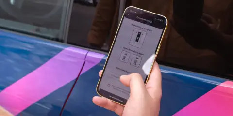Mano usa el móvil para seleccionar el conector de carga en la mejor app cargadores eléctricos.