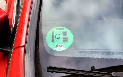 Etiqueta ECO C en el parabrisas de un SEAT Ateca, indicando que es un vehículo diésel Euro 6.