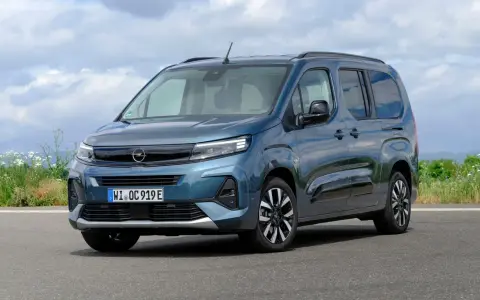 Opel Combo Life azul, ideal para familias. Conoce sus medidas y versatilidad.