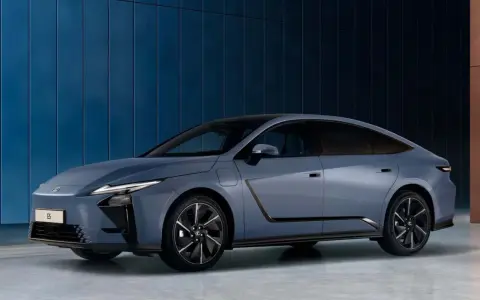 El elegante Lexus ES 2026, un sedán azul metálico, se exhibe contra una pared azul texturizada.