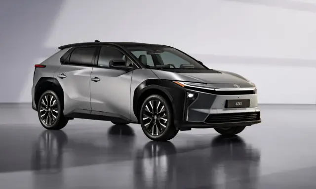 Un elegante SUV plateado con techo negro, uno de los coches eléctricos grandes más modernos.