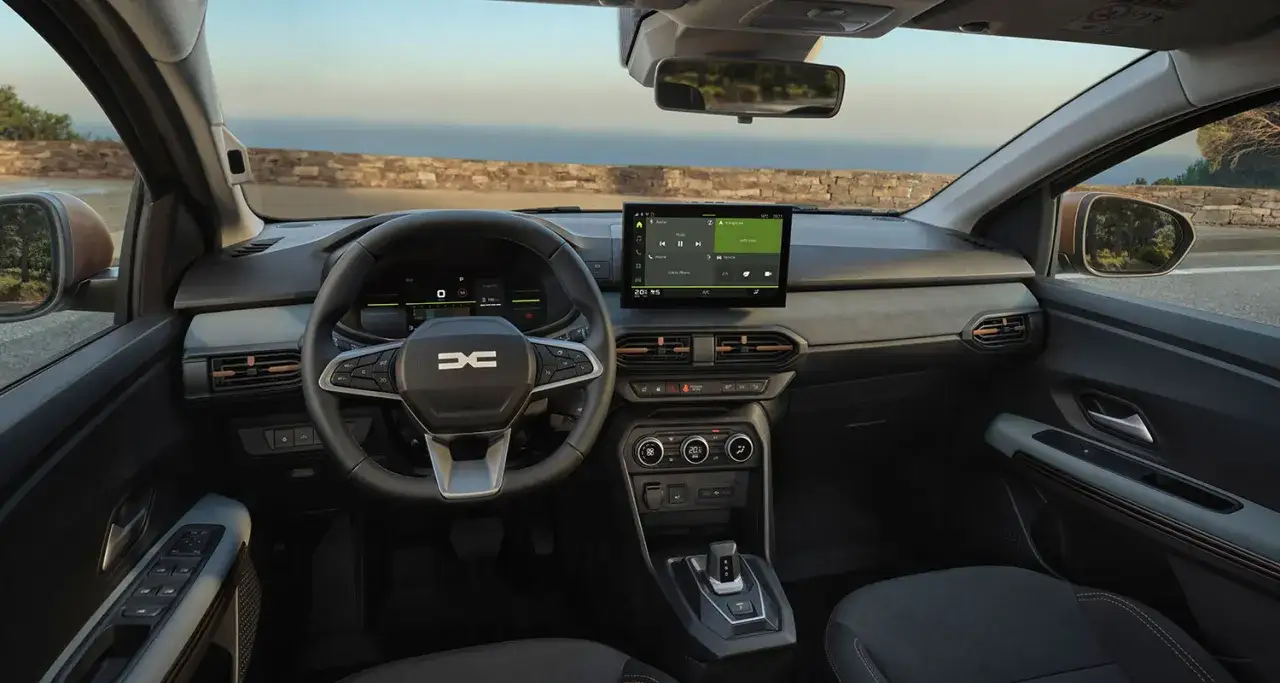 Interior del Sandero Stepway 2026 con pantalla táctil, volante multifunción y detalles modernos.