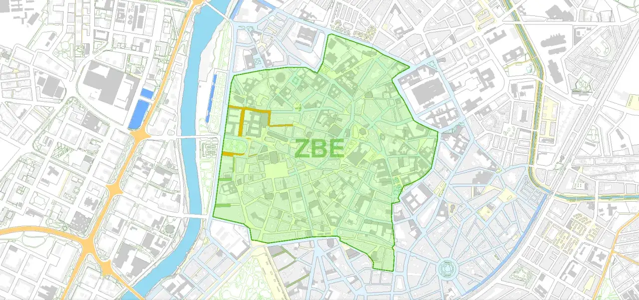 Mapa de Valladolid con el área ZBE resaltada en verde. Se aprecian calles, edificios y un río.