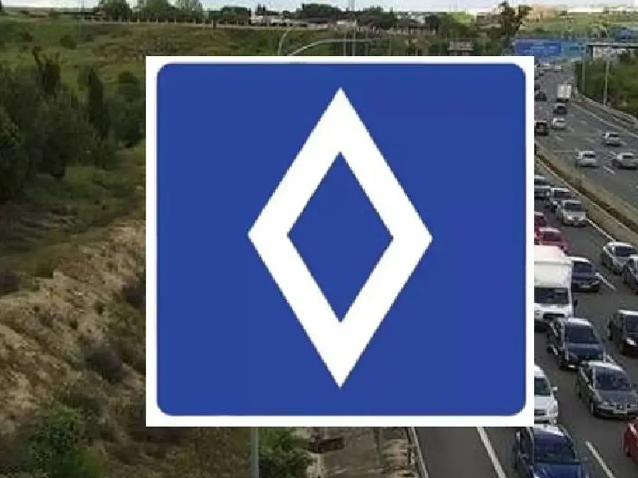 Señal azul con rombo blanco indica posible ruta alternativa o desvío en la circulación vao.