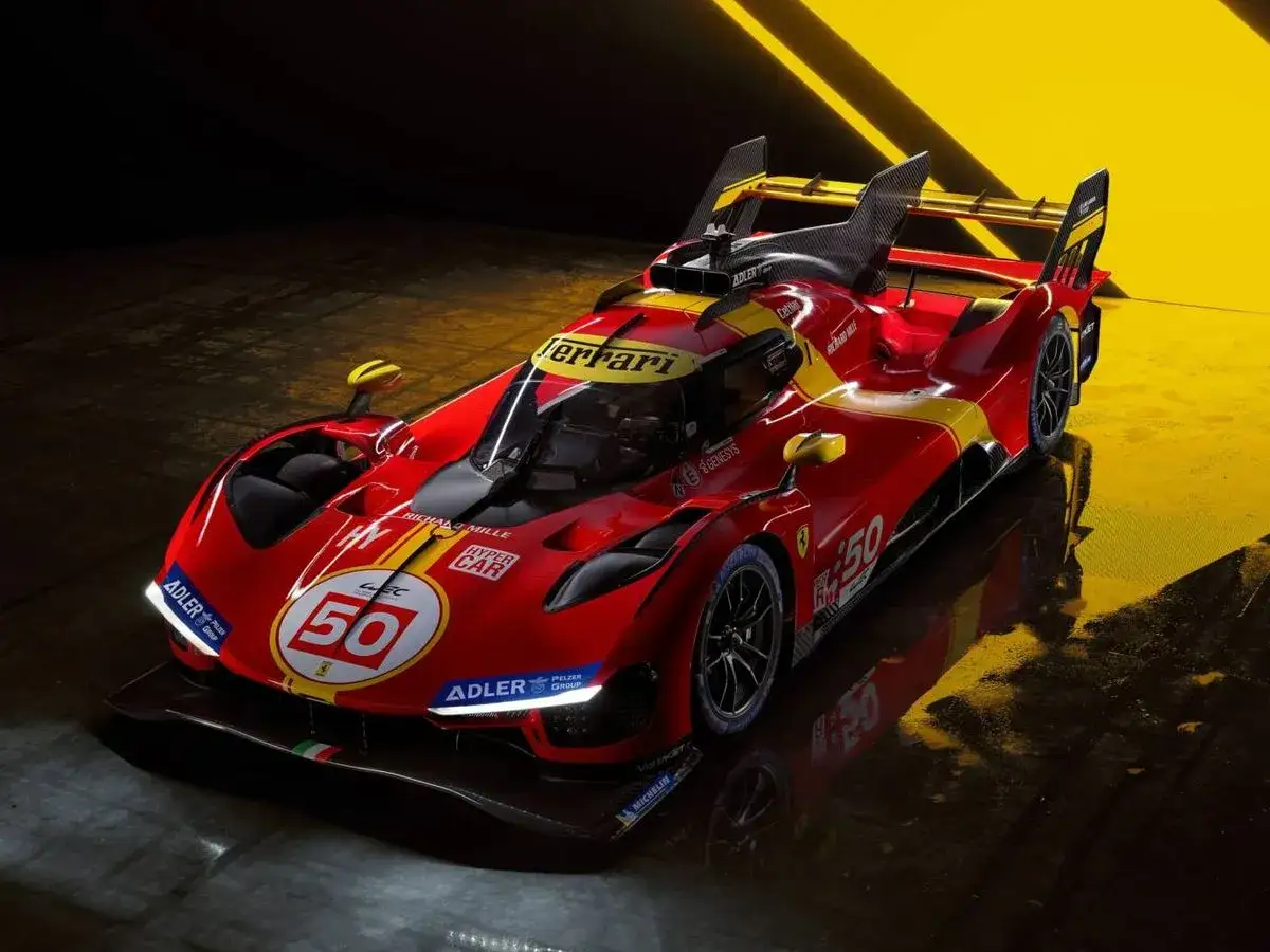 Ferrari rojo y amarillo listo para las 24 horas de Le Mans, con el número 50 en el frontal.