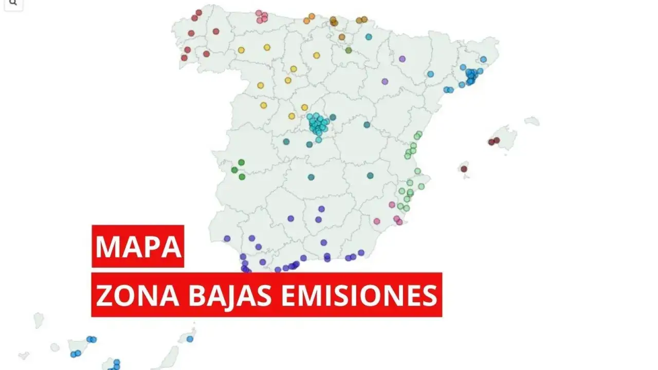 Mapa de Espa&ntilde;a con puntos de colores indicando zonas de bajas emisiones. Entender qu&eacute; significa eco en un coche es clave para circular por ellas.