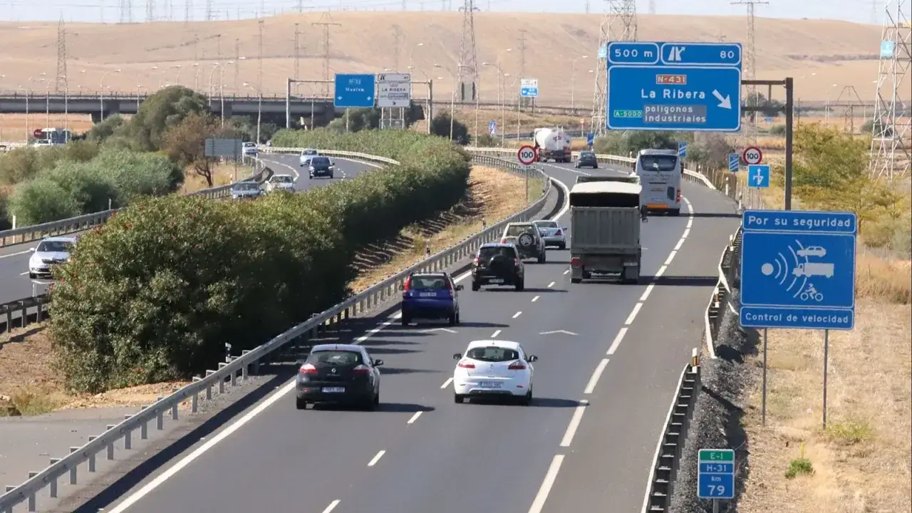 Autopista con tráfico y señales de radares en Sevilla. Precaución con el control de velocidad.