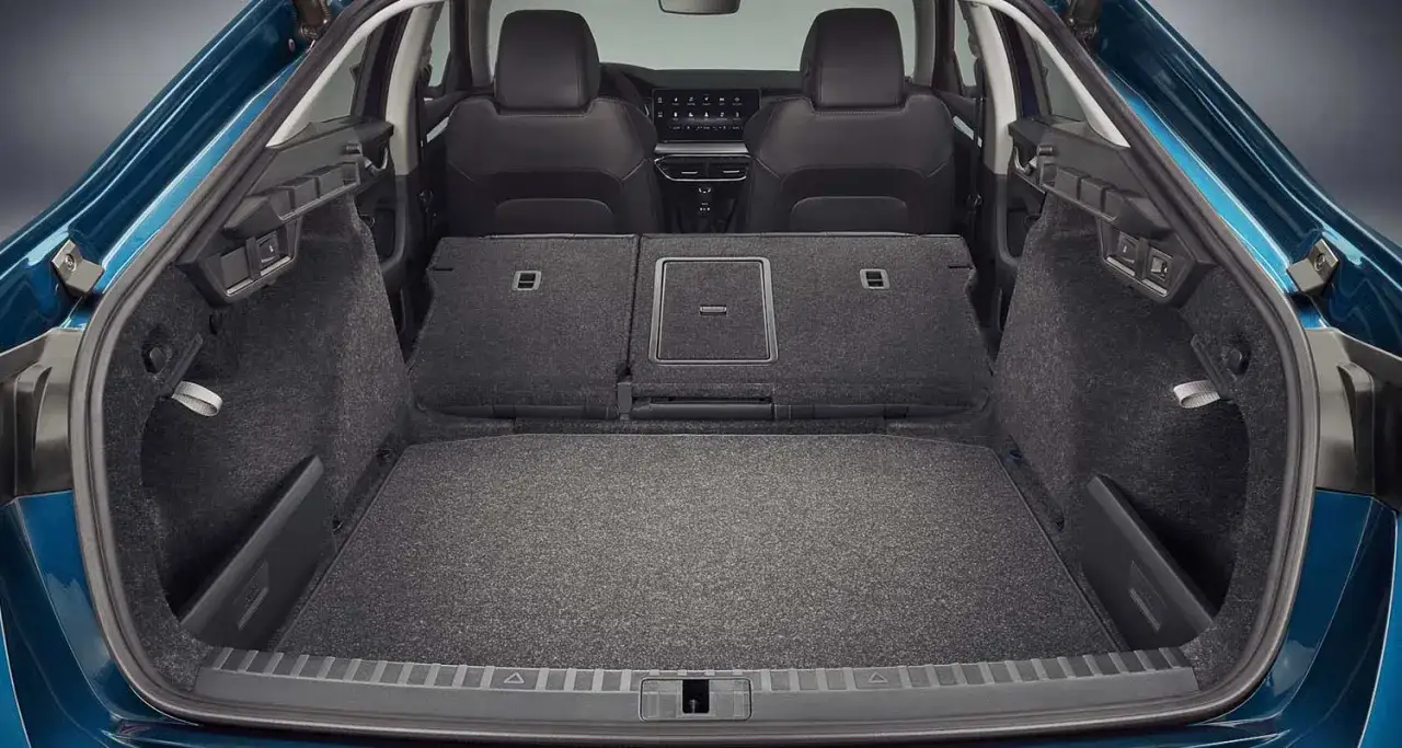 Maletero Skoda Octavia vacío, con asientos traseros abatidos, listo para cargar equipaje o compras. Amplio espacio para tus viajes.