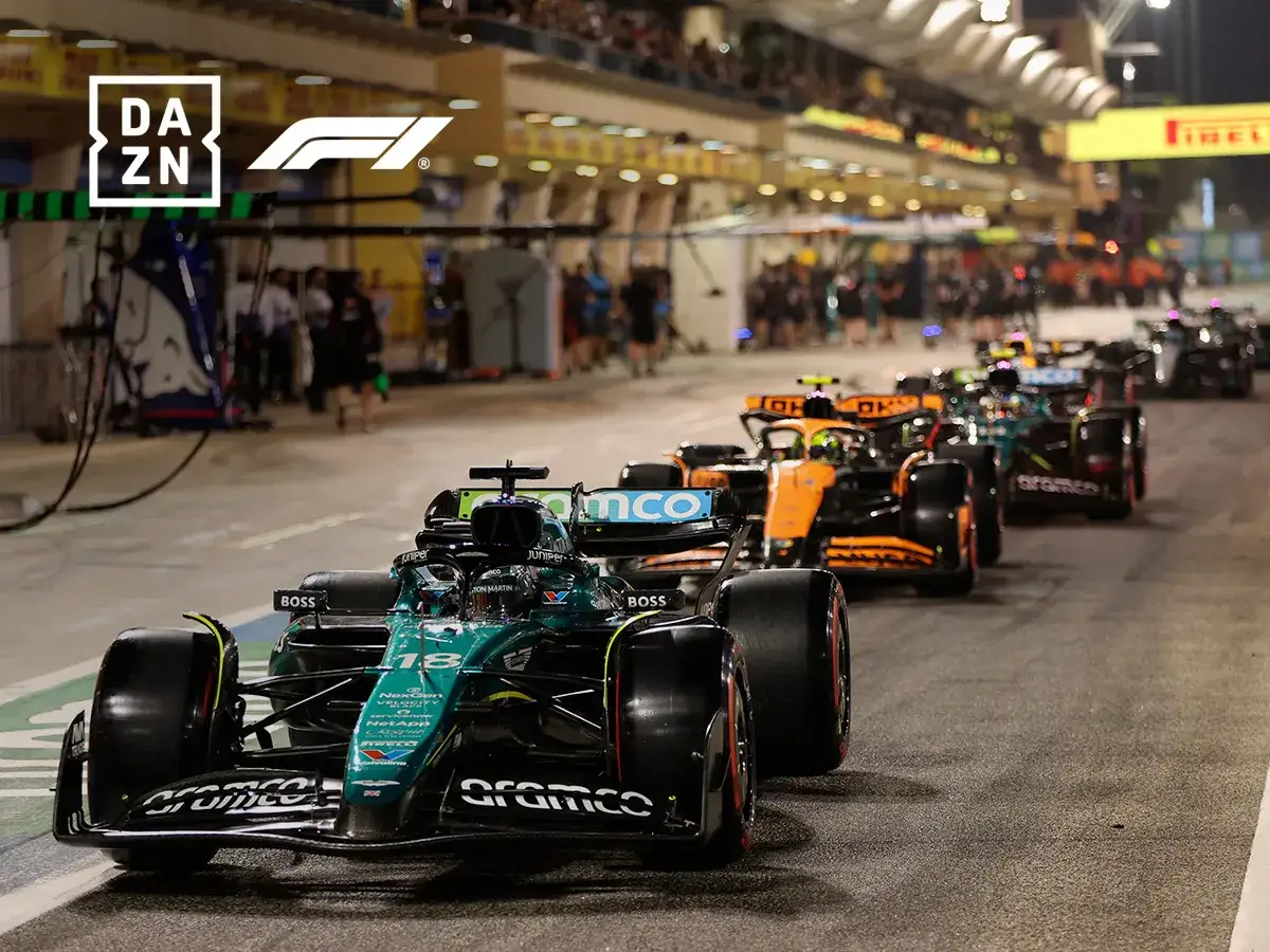 Coches de Fórmula 1 en carrera, con el logo de DAZN y F1.