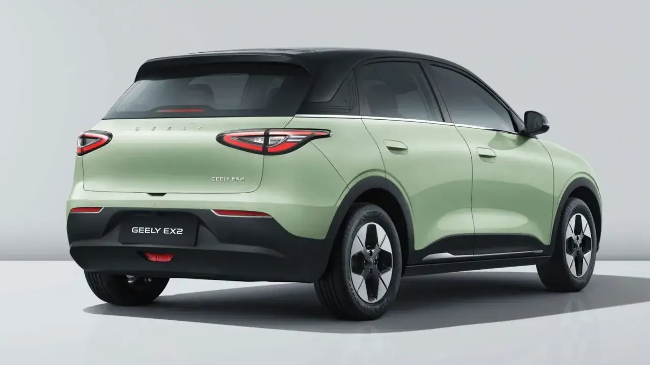 El Geely EX2, un coche eléctrico moderno, se presenta en un llamativo color verde menta con techo negro. Ideal para las calles de Geely España.