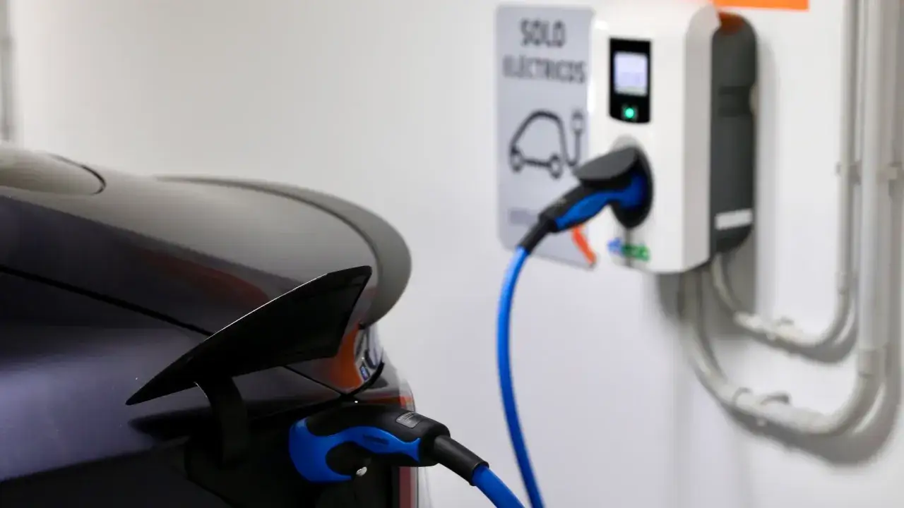 Cargando coche eléctrico a 16 amperios. El conector azul se conecta al vehículo, listo para la carga.