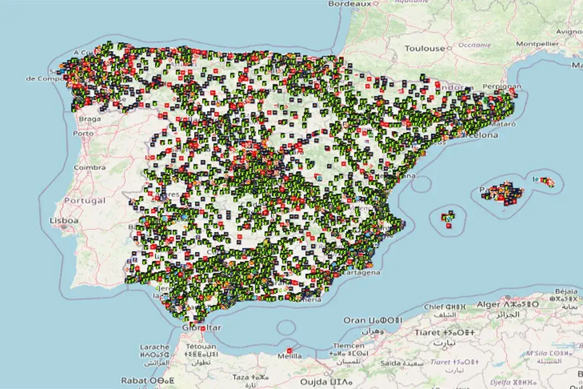 Mapa de España y Portugal con miles de puntos de colores que representan la ubicación de app cargadores eléctricos.