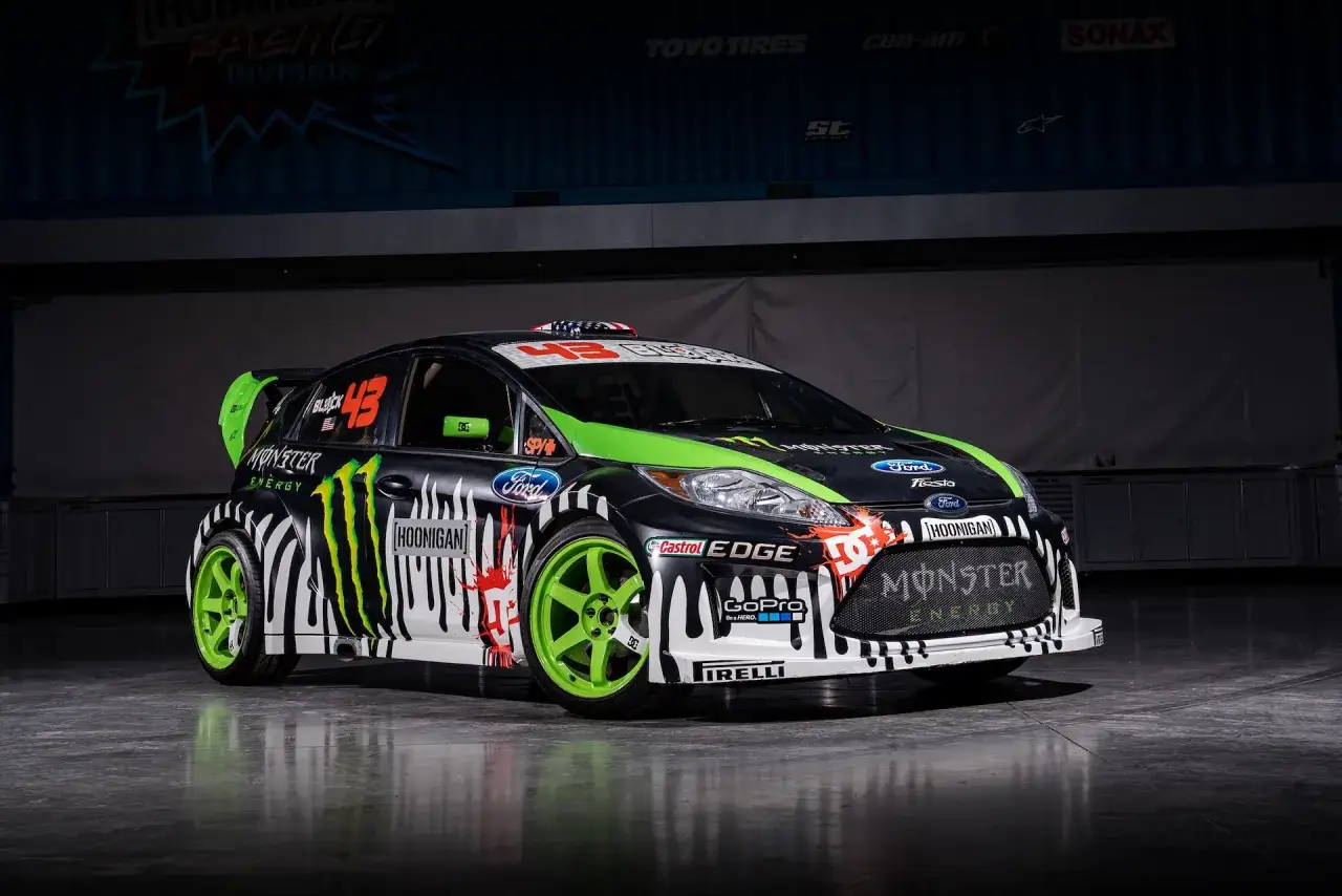 Ford Fiesta de rally con dise&ntilde;o de ken block, n&uacute;mero 43, patrocinado por Monster Energy y Hoonigan.