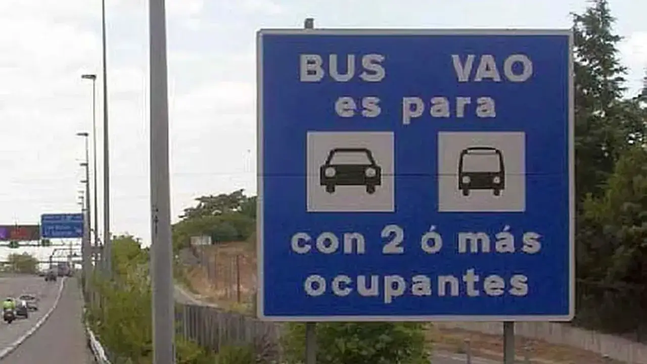 Se&ntilde;al azul de tr&aacute;fico indica que la v&iacute;a es para veh&iacute;culos de alta ocupaci&oacute;n (VAO), incluyendo autobuses y coches con dos o m&aacute;s ocupantes.