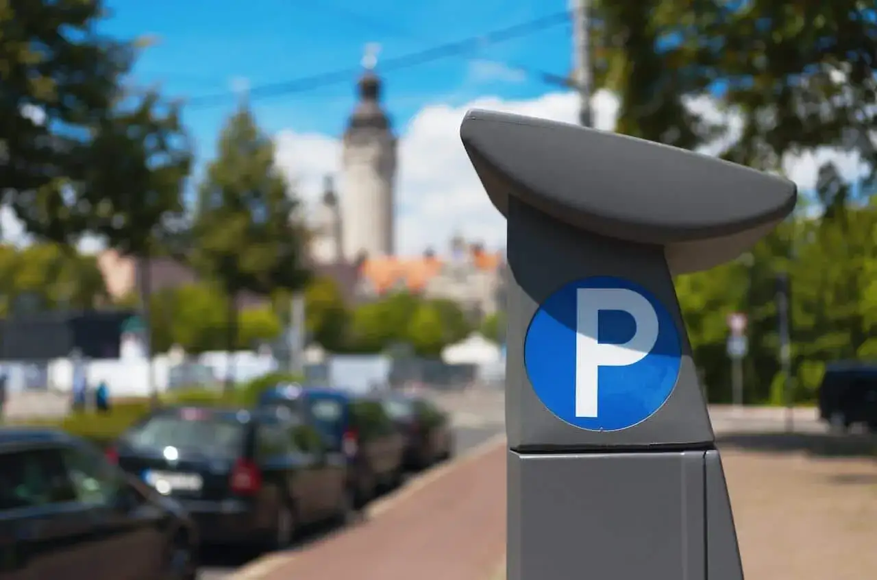 Parqu&iacute;metro con s&iacute;mbolo de estacionamiento. La etiqueta eco paga zona azul para tu coche.