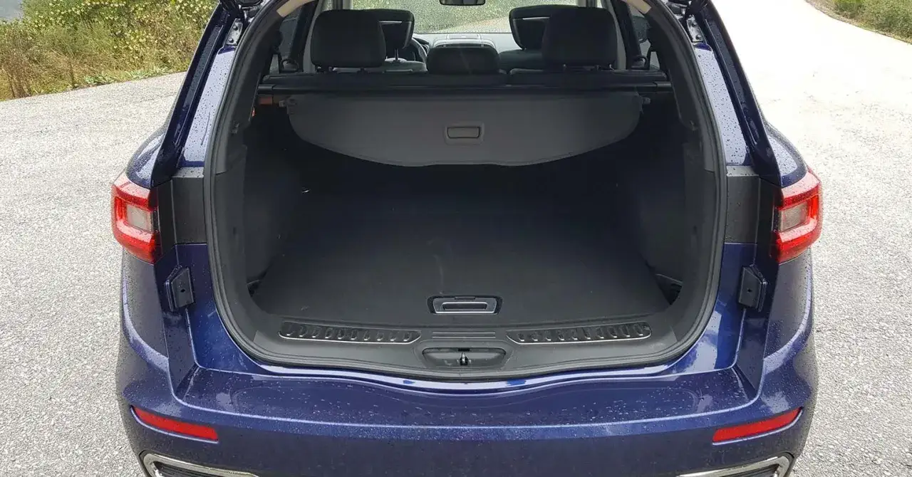 Maletero abierto de un Renault Koleos azul, listo para cargar equipaje o compras.