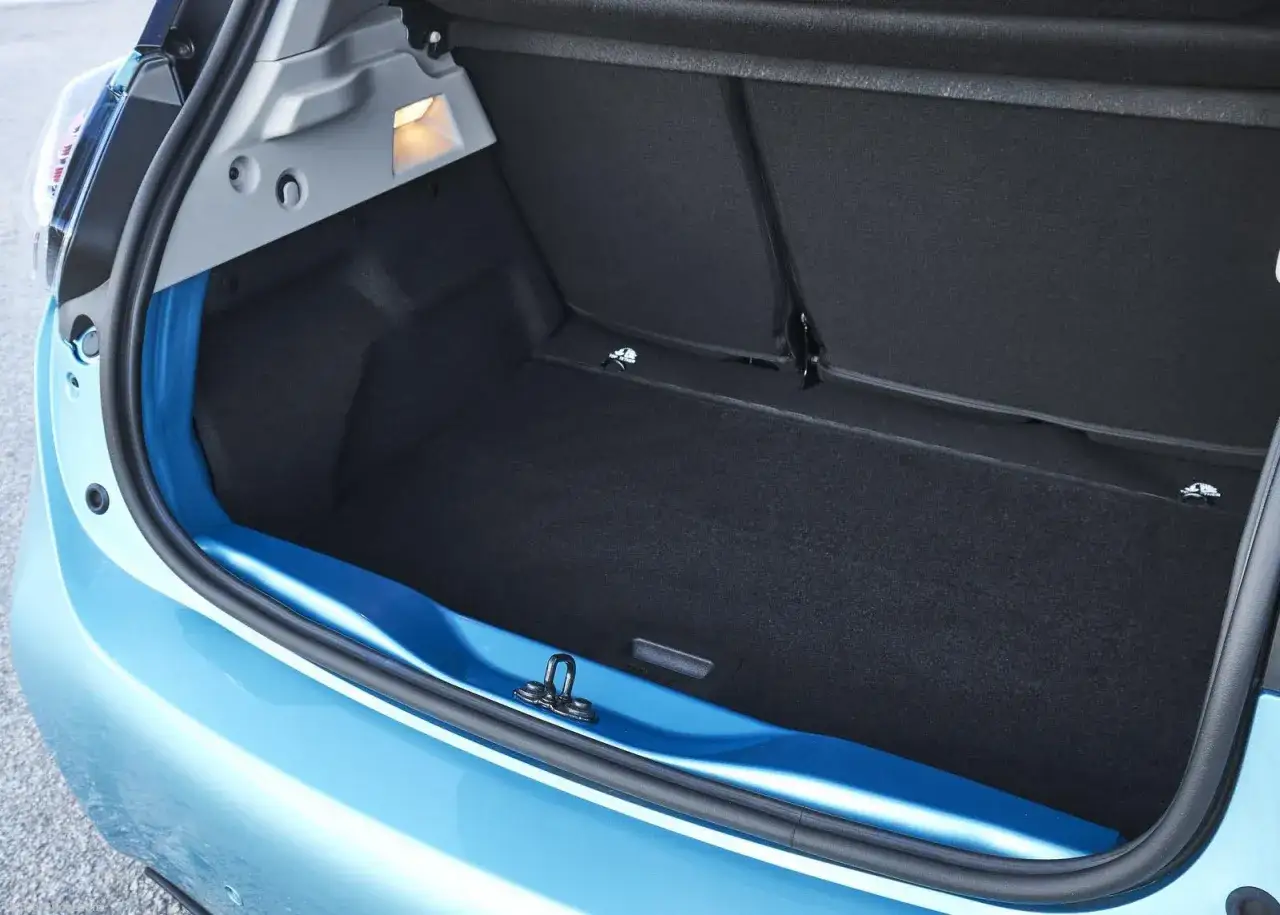 Maletero del Renault Zoe, listo para cargar tus compras o equipaje. Espacio práctico y bien iluminado.