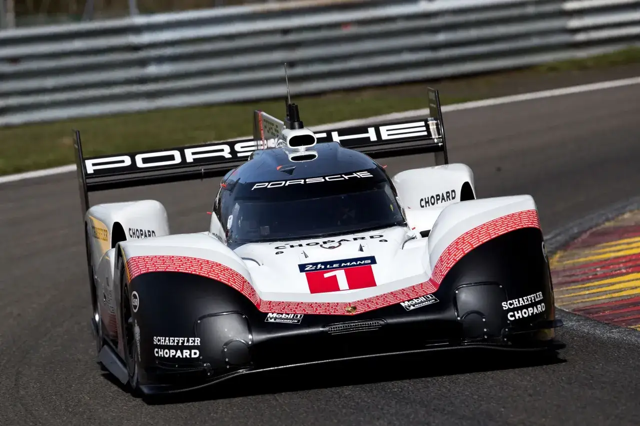 El Porsche 919, n&uacute;mero 1, corre en la pista, con patrocinadores como Chopard y Schaeffler.