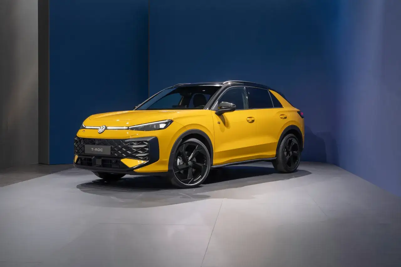 El nuevo Volkswagen T-Roc 2026, un SUV compacto amarillo vibrante, se exhibe con un dise&ntilde;o moderno y llantas negras deportivas.