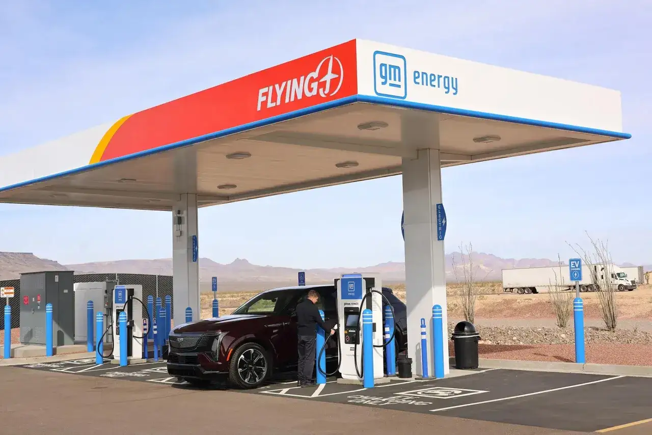 Hombre cargando coche eléctrico gratis en estación GM Energy.